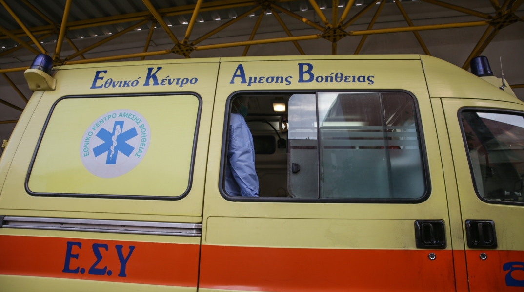 Δεν έχουν τέλος τα θλιβερά γεγονότα στην Πάτρα ανήμερα των Θεοφανείων καθώς μετά τον 6χρονο από τα Γρεβενά που κρίθηκε εγκεφαλικά νεκρός, ένα δεύτερο περιστατικό συντάραξε την πόλη.   Σύμφωνα με πληροφορίες, ένα αγόρι 15 ετών διακομίστηκε νεκρό στο Καραμανδάνειο Νοσοκομείο Παίδων από τη γυναίκα που το φρόντιζε!  Οι ίδιες πληροφορίες αναφέρουν ότι το παιδί αντιμετώπιζε κινητικά προβλήματά και μεταφέρθηκε στο Νοσοκομείο από τη γυναίκα. Άμεσα οι γιατροί προσπάθησαν να επαναφέρουν στη ζωή τον νεαρό 