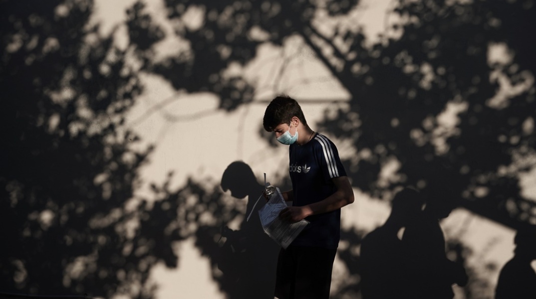 Μαθητής φορά μάσκα κατά την προσέλευσή του στο σχολείο