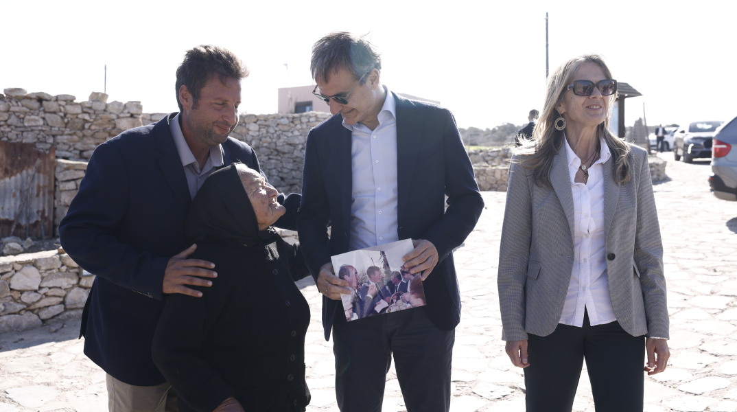 Η συνάντηση του Κυριάκου Μητσοτάκη με γιαγιά στη Γαύδο