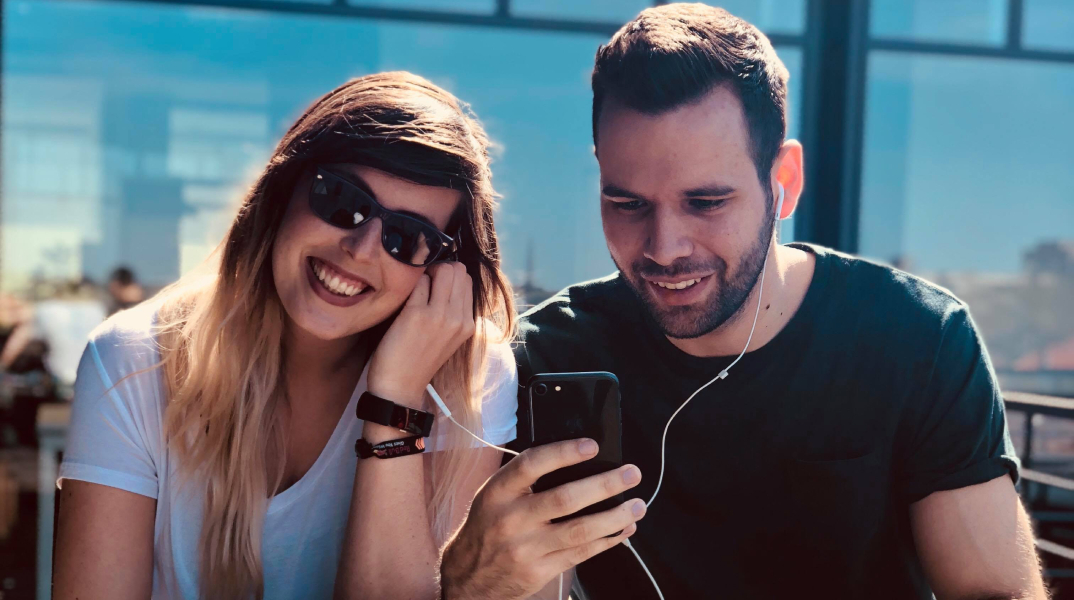 Ζευγάτι που ακούει μουσική