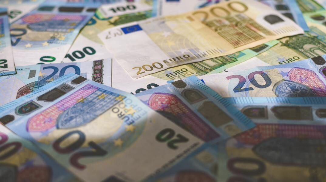 Χαρτονομίσματα του ευρώ ατάκτως σε τραπέζι