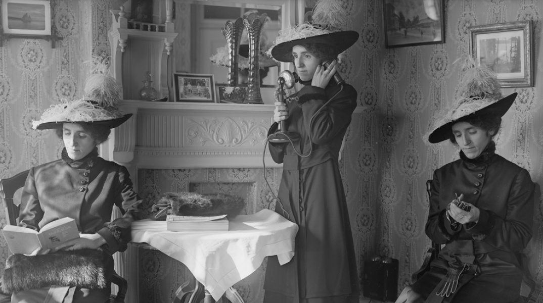 Γυναίκες με ρούχα εποχής μιλούν στο τηλέφωνο