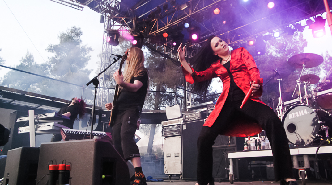 Η πρώτη συναυλία των Nightwish στην Ελλάδα, τον Ιούνιο του 2004, μέσα από σπάνιες φωτογραφίες του Χρήστου Κισατζεκιάν και η επιστροφή τους στην Αθήνα, στο φεστιβάλ Release Athens 2023.