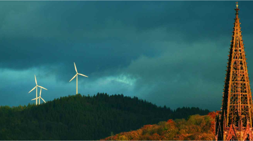 Αιολικό πάρκο στο δάσος στα περίχωρα του Φράϊμπουργκ της Γερμανίας. Δεξιά η κορυφή του καθεδρικού ναού