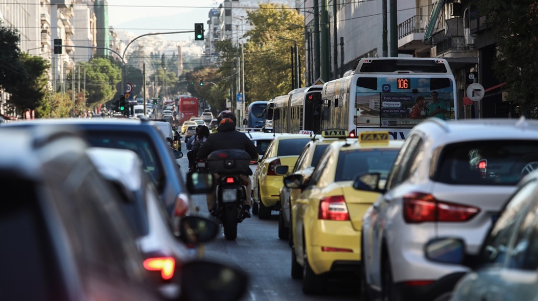 Αυτοκίνητα σε στοίχους λόγω κίνησης σε κεντρικό δρόμο της Αθήνας