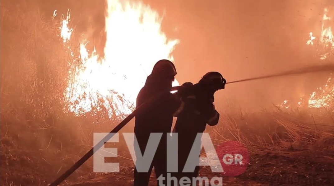 Πυροσβέστες επιχειρούν για την κατάσβεση φωτιάς