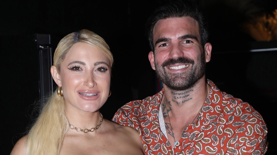 Ιωάννα Τούνη και Δημήτρης Αλεξάνδρου ποζάρουν αγκαλιά σε νυχτερινή τους έξοδο