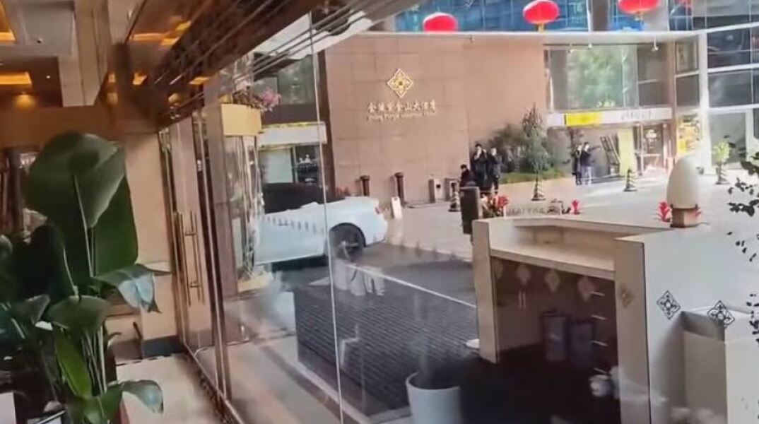 Έκλεψαν τον υπολογιστή του στο ξενοδοχείο που διέμενε κι εκείνος εισέβαλε στο λόμπι με το αυτοκίνητο