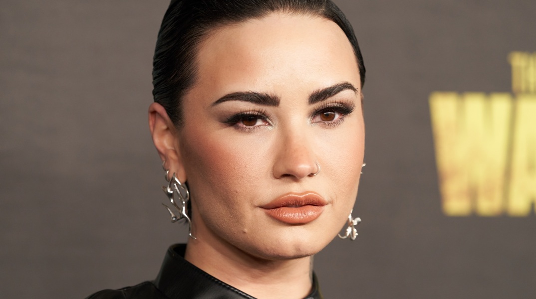 Αποσύρθηκε αφίσα της τραγουδίστριας Ντέμι Λοβάτο στη Βρετανία - Η ρυθμιστική αρχή αποφάνθηκε ότι «πιθανόν να προκαλέσει σοβαρή προσβολή στους χριστιανούς».