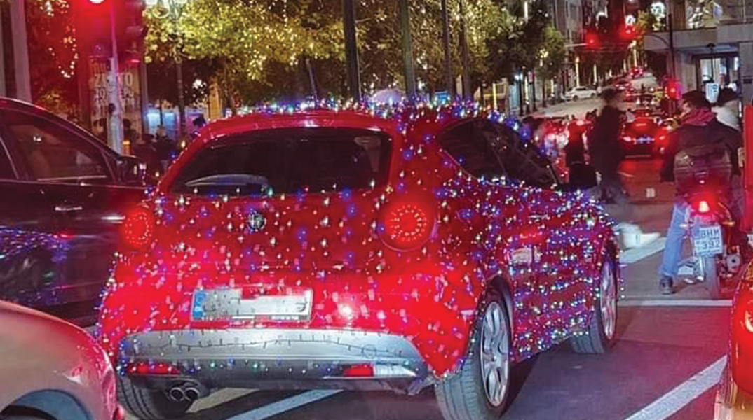 Αυτοκίνητο με χριστουγεννιάτικα φωτάκια