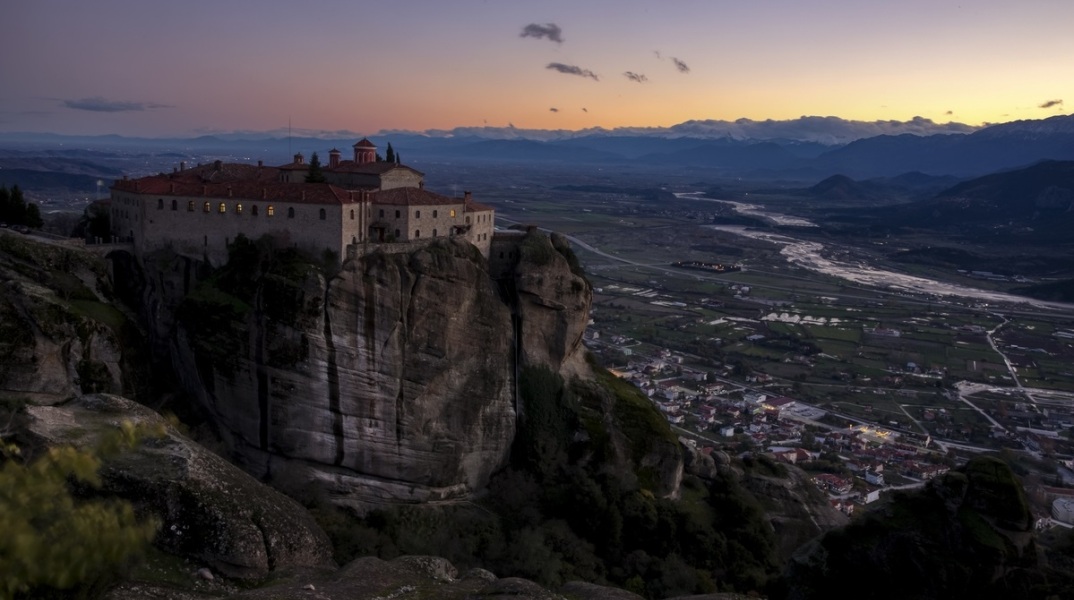 Τα Μετέωρα στους 20 κορυφαίους παγκόσμιους ταξιδιωτικούς προορισμούς για το 2023 - Το αφιέρωμα της γαλλικής εφημερίδας Le Monde.
