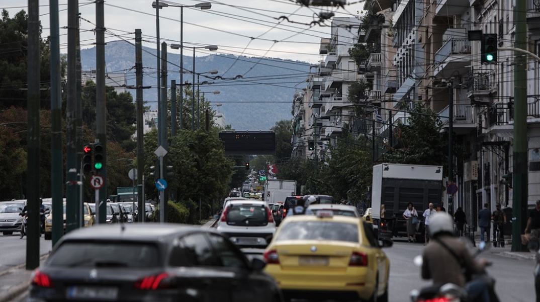 Αυτοκίνητα σε δρόμο της Αθήνας σε ώρα κίνησης