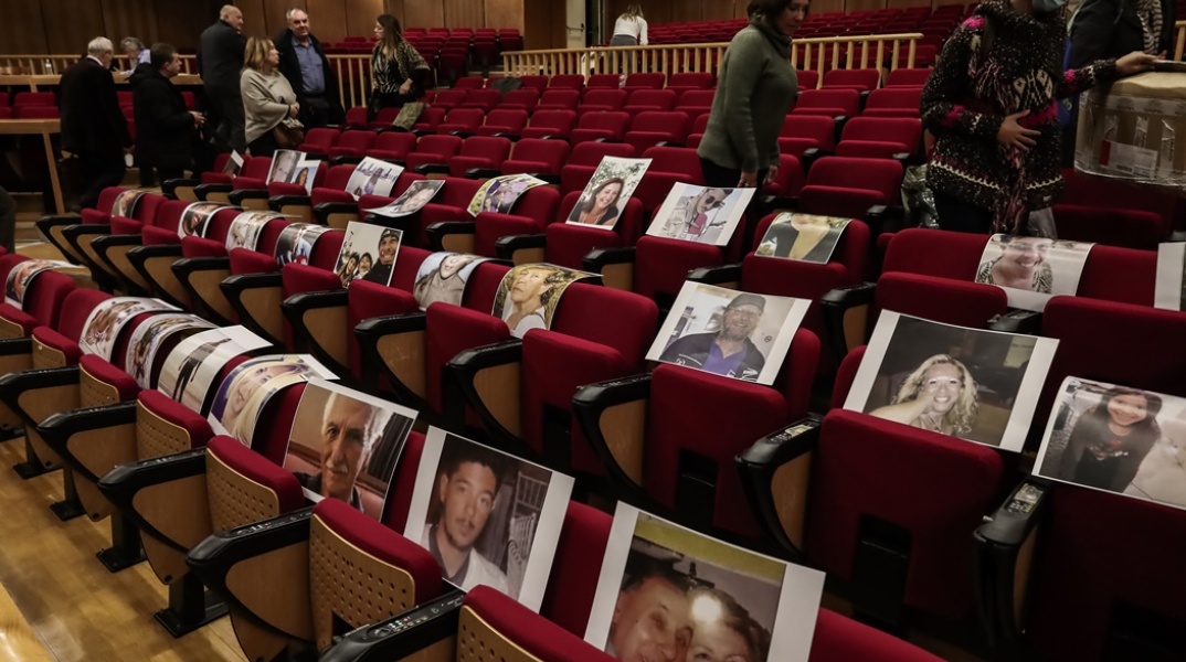 Δίκη για τη φωτιά στο Μάτι: Φωτογραφίες των θυμάτων στο καθίσματα του δικαστηρίου