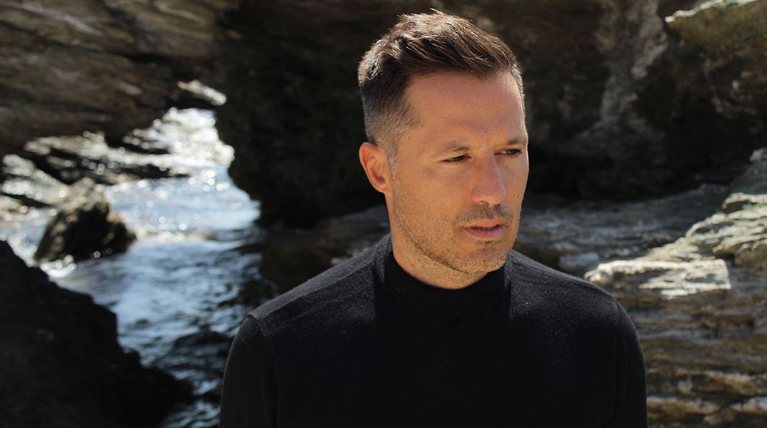 Ο τραγουδιστής Αδάμ Τσαρούχης