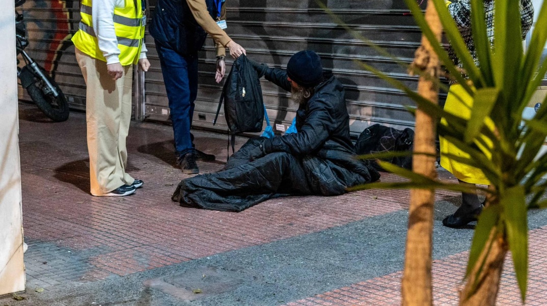 Δήμος Αθηναίων: Σακίδια με χειμερινά είδη πρώτης ανάγκης μοιράστηκαν στους άστεγους της πόλης από τις ομάδες street work του Κέντρου Υποδοχής και Αλληλεγγύης.
