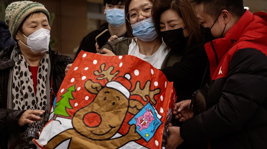 Οικογένεια από την Κίνα επανενώνεται μετά από τρία χρόνια κορωνοϊού