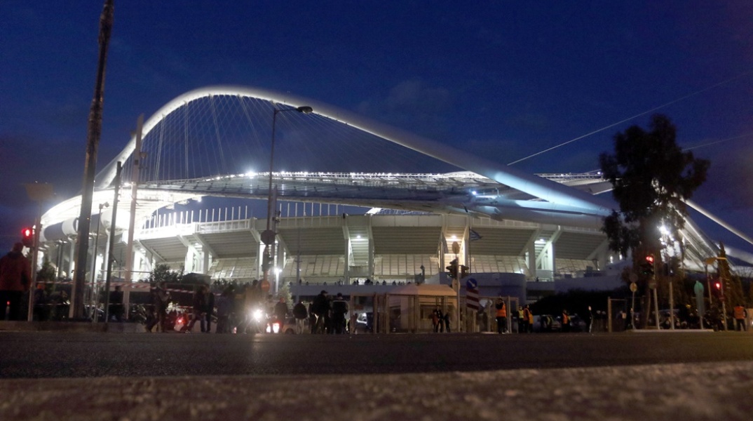 Νυχτερινή φωτογραφία έξω από το ΟΑΚΑ