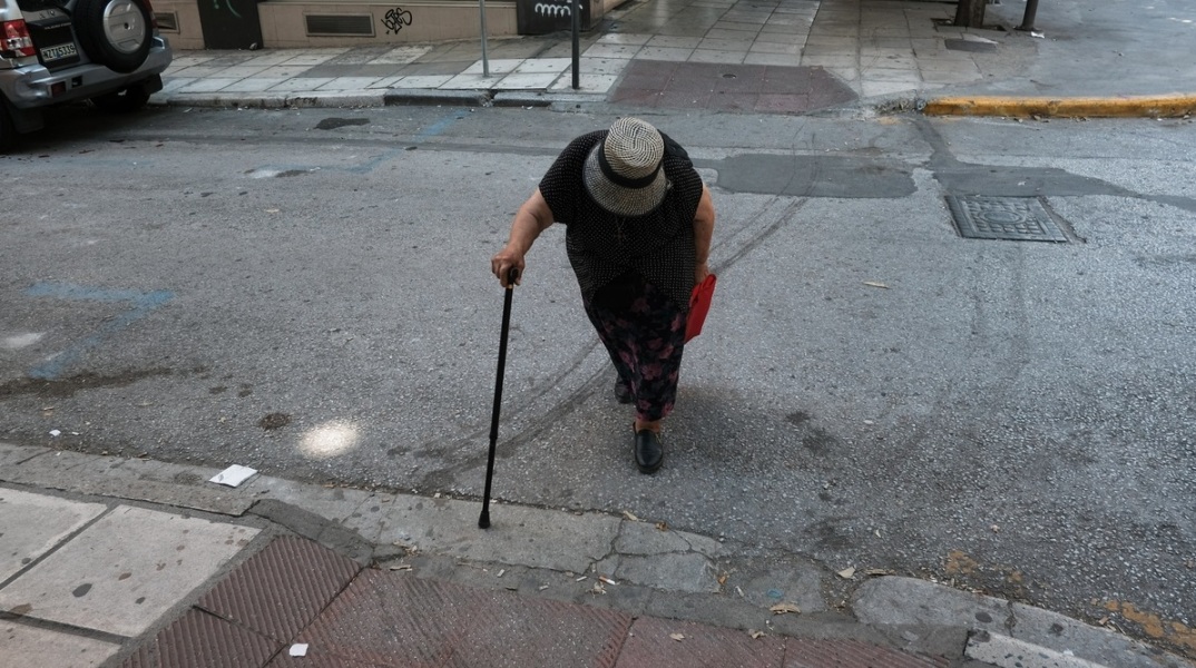 Νέα υπόθεση ενδοοικογενειακής βίας εξελίχτηκε στο Ηράκλειο, με έναν 46χρονο να χτυπάει την 76χρονη και πάσχουσα από άνοια μητέρα του.