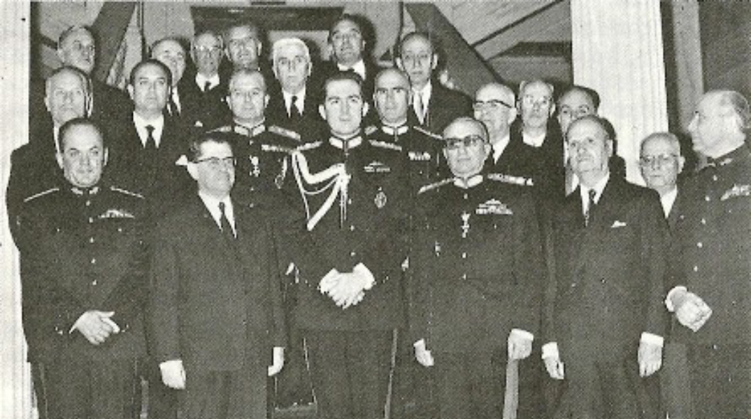 Η Κυβέρνηση Κόλλια μετά την ορκωμοσία της με τον Βασιλιά Κωνσταντίνο.