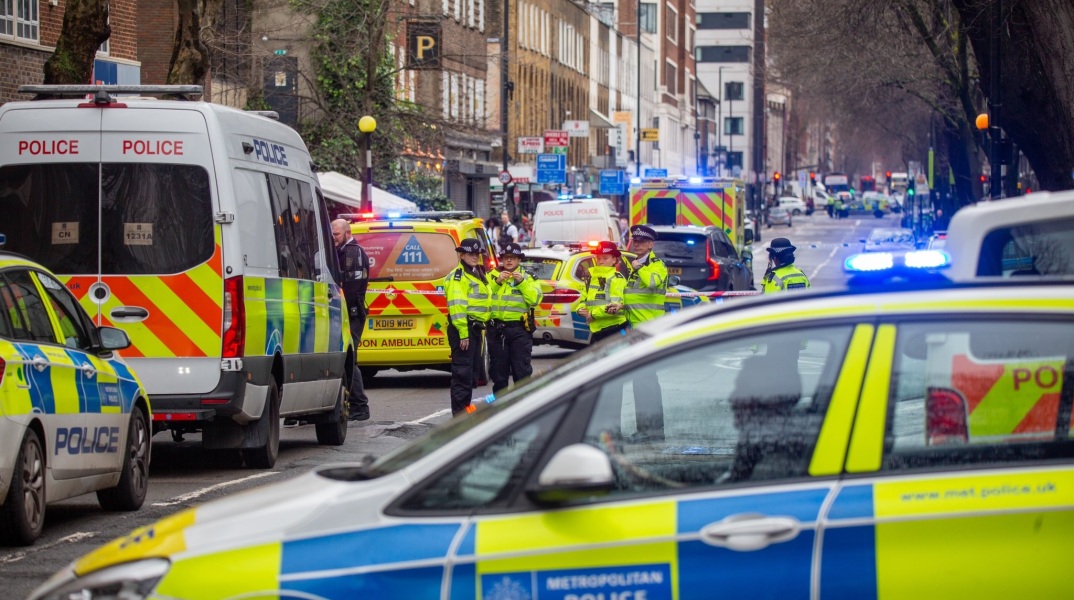 Συναγερμός στο Λονδίνο: Πυροβολισμοί στο κέντρο της πόλης, έξω από εκκλησία – Τραυματίστηκαν 3 γυναίκες και ένα κορίτσι.