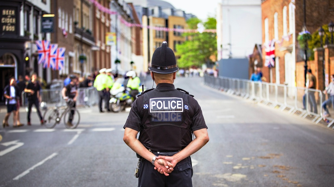 Βρετανία: Ένοπλος αξιωματικός της Μητροπολιτικής Αστυνομίας παραδέχθηκε δεκάδες βιασμούς και σεξουαλικά αδικήματα κατά 12 γυναικών.