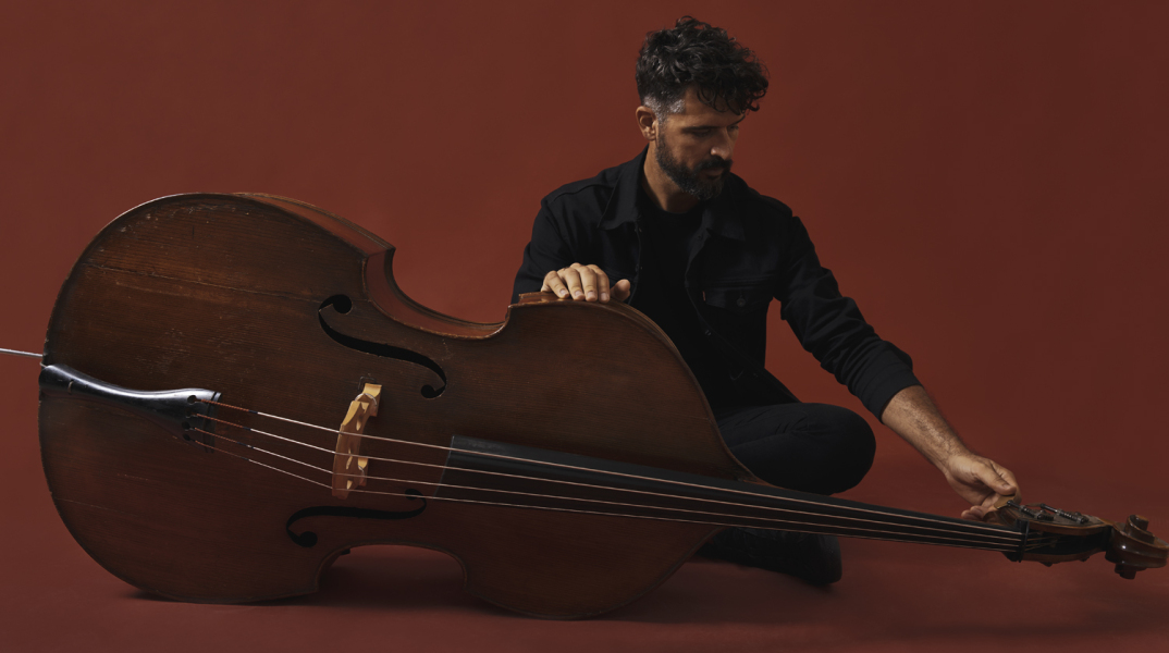 Συνέντευξη: Ο κοντραμπασίστας Πέτρος Κλαμπάνης μιλάει για το νέο άλμπουμ «Tora Collective», έναν δίσκο που ασχολείται δημιουργικά την ελληνική μουσική παράδοση.