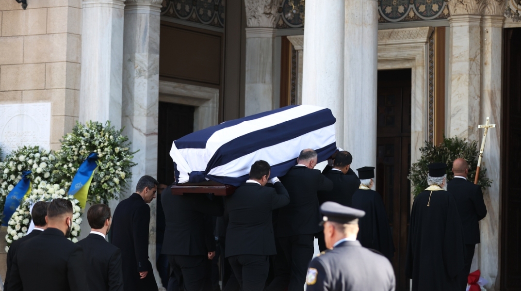 Κηδεία τέως βασιλιά Κωνσταντίνου: Η ευρωβουλευτής Μαρία Σπυράκη σχολιάζει τις αντιδράσεις για την απόφαση της ελληνικής πολιτείας και γράφει για τα συμπεράσματα που προκύπτουν από το γεγονός.