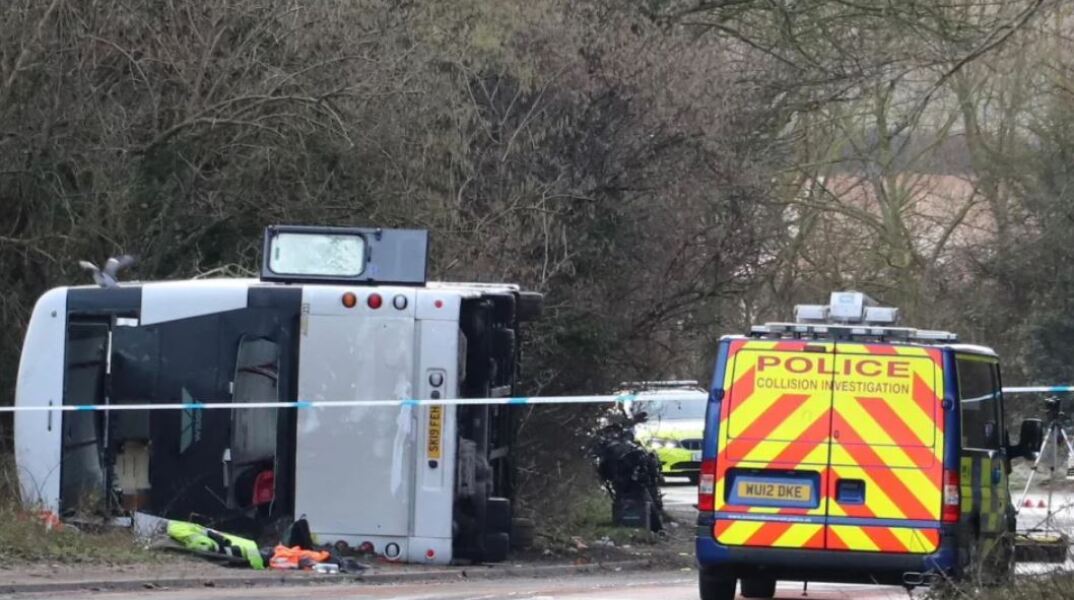 Ανετράπη διώροφο λεωφορείο στη Βρετανία - Υπάρχουν τραυματίες