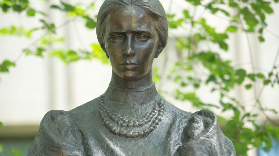 Πράξη αντίστασης στη Μόσχα: Λουλούδια στο μνημείο της ουκρανής ποιήτριας Λέσια Ουκραΐνκα