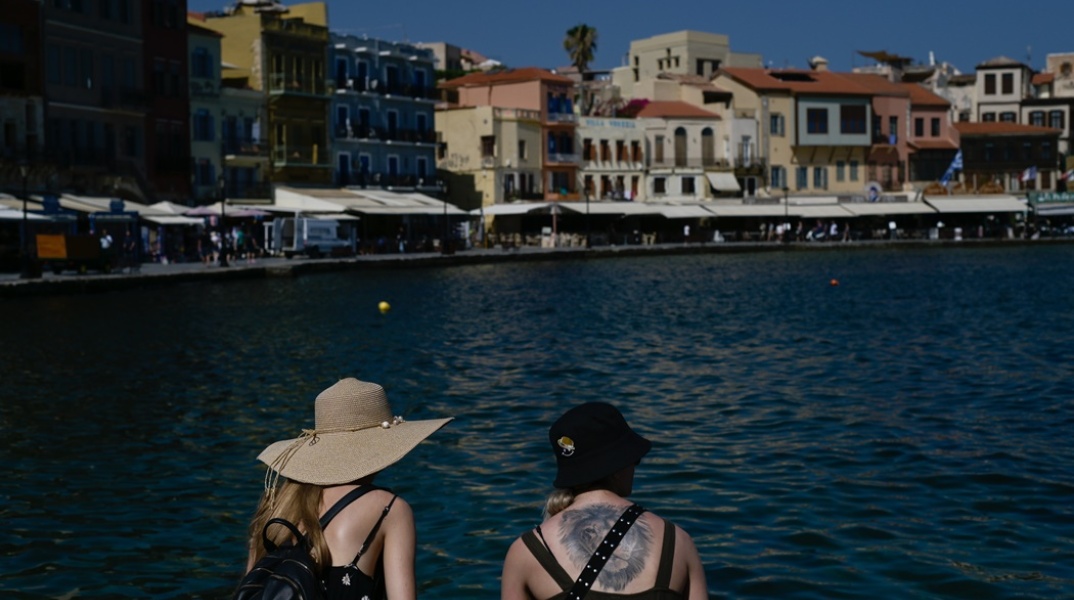 Τουρίστριες κάθονται σε παγκάκι στην παλιά πόλη των Χανίων