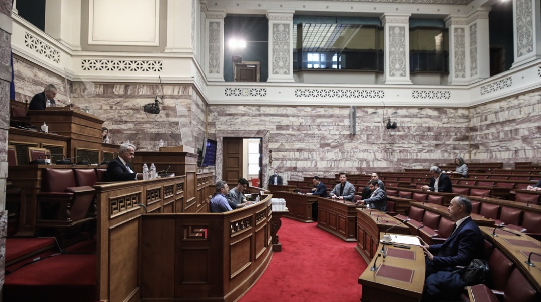Βουλή: Άποψη της Ολομέλειας και βουλευτές στα έδρανα