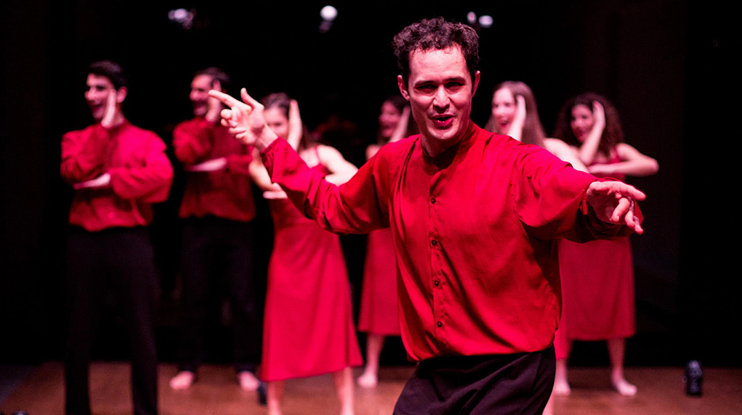 «Αναφορά για μια Ακαδημία» από την Ομάδα Σημείο Μηδέν, σε σκηνοθεσία Σάββα Στρούμπου στο Θέατρο Άττις-Νέος Χώρος