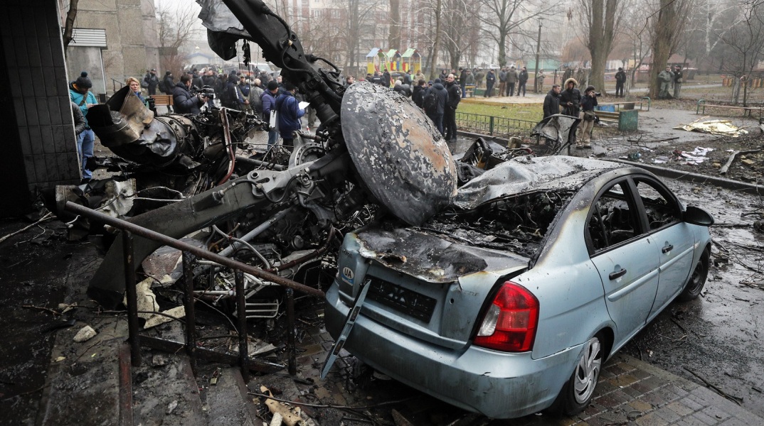 Ουκρανία: Στο μέτωπο μετέβαινε το ελικόπτερο που συνετρίβη κοντά σε παιδικό σταθμό στο Κίεβο - Τουλάχιστον 15 νεκροί - Για «τρομερή τραγωδία» μίλησε ο Ζελένσκι.