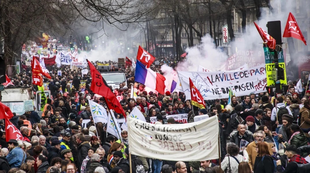 Γαλλία: Οι εργαζόμενοι απεργούν κατά της συνταξιοδοτικής μεταρρύθμισης του προέδρου Μακρόν – Παραλύουν συγκοινωνίες και σχολεία - Φόβοι επεισοδίων.