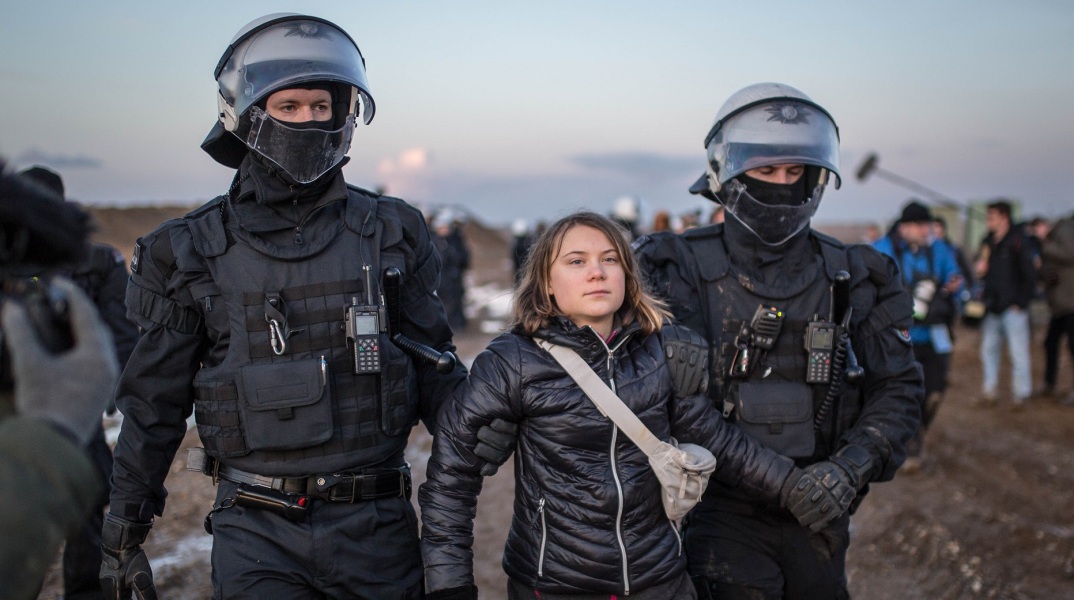 Η πρώτη αντίδραση της Γκρέτα Τούνμπεργκ μετά την προσαγωγή της σε επεισοδιακή διαδήλωση στη Γερμανία - Αφέθηκε ελεύθερη η 20χρονη ακτιβίστρια.