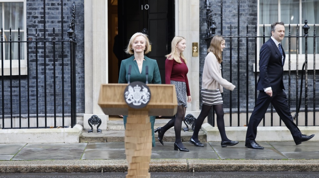 H Λιζ Τρας και το αναλόγιο τύπου Jenga έξω από τη Ντάουνινγκ Στριτ