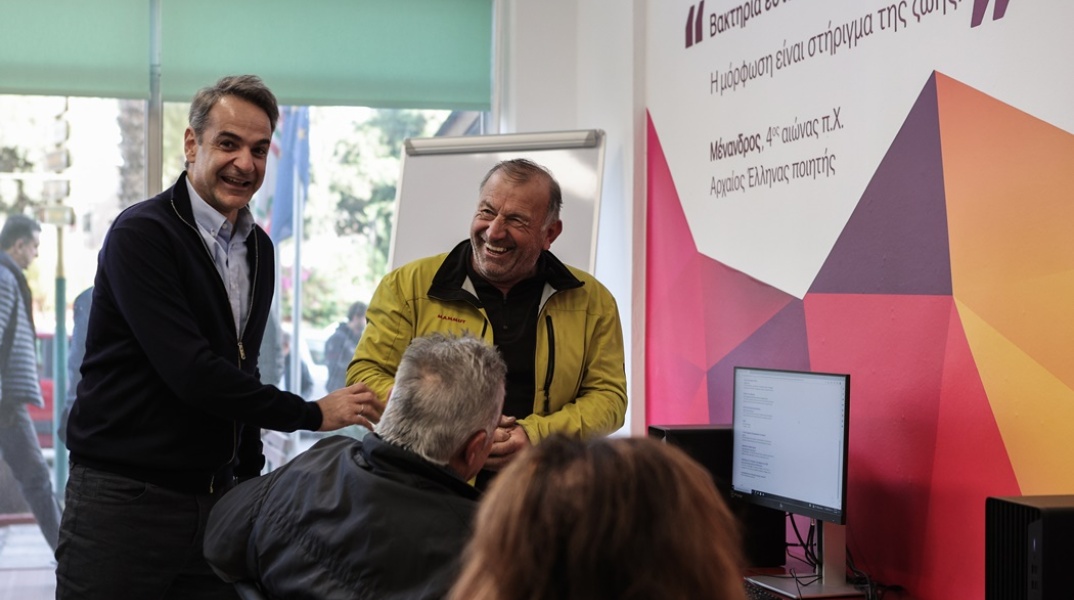 Ο Κυριάκος Μητσοτάκης σε στιγμιότυπο από την περιοδεία του στον Κορυδαλλό