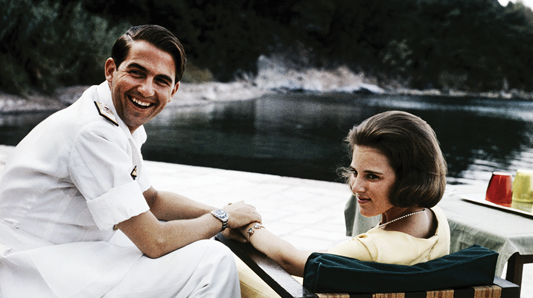 Το τέως βασιλικό ζεύγος Κωνσταντίνος και Άννα Μαρία στο μπαλκόνι της θερινής τους κατοικίας στην Κέρκυρα, το καλοκαίρι του 1964 