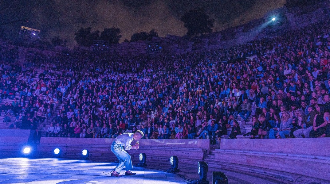 Το μήνυμα του Asaf Avidan για τη συναυλία του στο Ωδείο Ηρώδου Αττικού, πριν την πρεμιέρα του φιλμ «Live At The Acropolis»