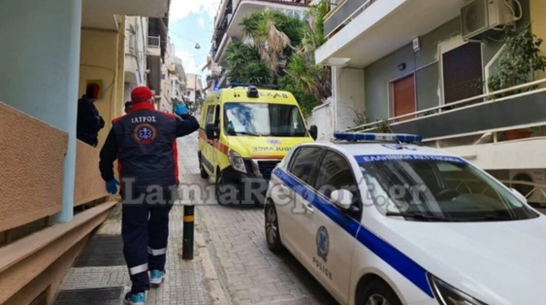 Ιατρός του ΕΚΑΒ και αστυνομικοί στο σημείο όπου έπεσε και σκοτώθηκε η γυναίκα στη Λαμία