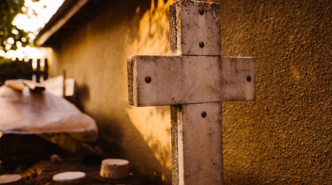 Μνήμα σε νεκροταφείο 