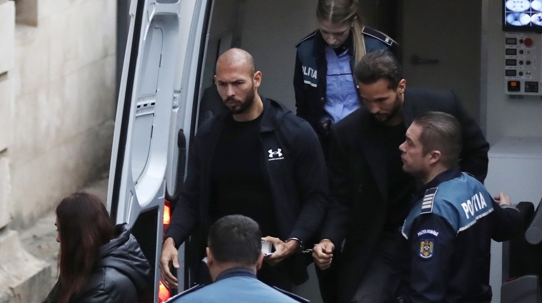Άντριου Τέιτ: Παρατείνεται για άλλες 30 ημέρες η κράτηση του μισογύνη influencer που συνελήφθη στη Ρουμανία για sex trafficking και βιασμό.