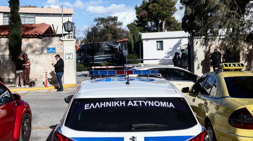 Κολλέγιο Αθηνών: Περιπολικό έξω από τον χώρο του σχολείου