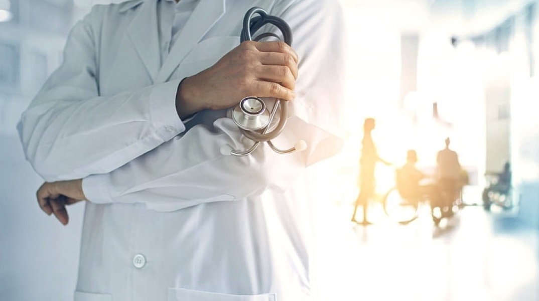 Γιατρός κρατά στηθοσκόπιο