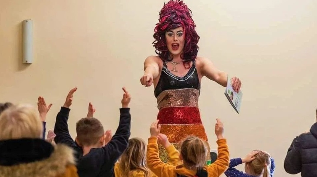 Η Tate Britain προσκαλεί drag queen να διαβάσει παραμύθια σε παιδιά - Η διάσημη γκαλερί του Λονδίνου δέχεται πυρά για «προώθηση της ιδεολογίας του φύλου».