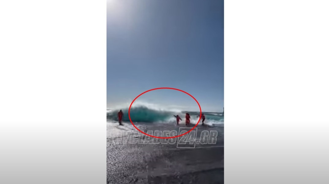 Κύμα ρίχνει καβοδέτες στην προβλήτα της Τήνου