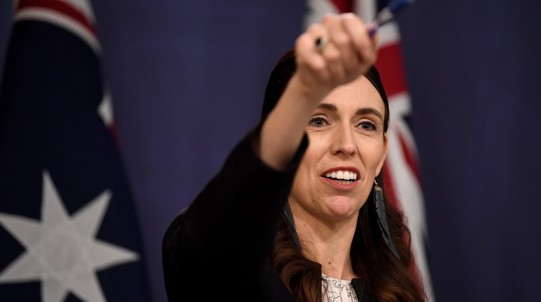 Η παραίτηση της Τζασίντα Άρντερν από την πρωθυπουργία της Νέας Ζηλανδίας, τα παραδείγματα που δίνει και τα ερωτήματα που δημιουργεί.