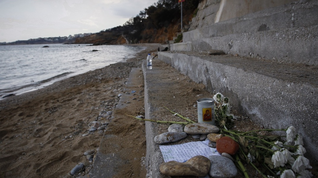 Μάτι: Λίγα λουλούδια και ένα κερί στο Κόκκινο Λιμανάκι στο Μάτι