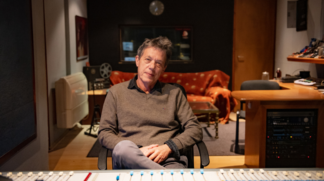 Επίσκεψη στο Studio Praxis: Ο μουσικός παραγωγός και συνθέτης Κώστας Παρίσσης μιλά για τη διαδικασία ηχογράφησης, την παραγωγή και την ολοκλήρωση ενός άλμπουμ.