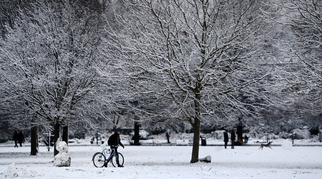 Σε κλοιό παγωμένης ομίχλης η Βρετανία: Χαμηλό δεκαετίας καταγράφει η θερμοκρασία - Δεκάδες πτήσεις ακυρώνονται στο αεροδρόμιο του Χίθροου.